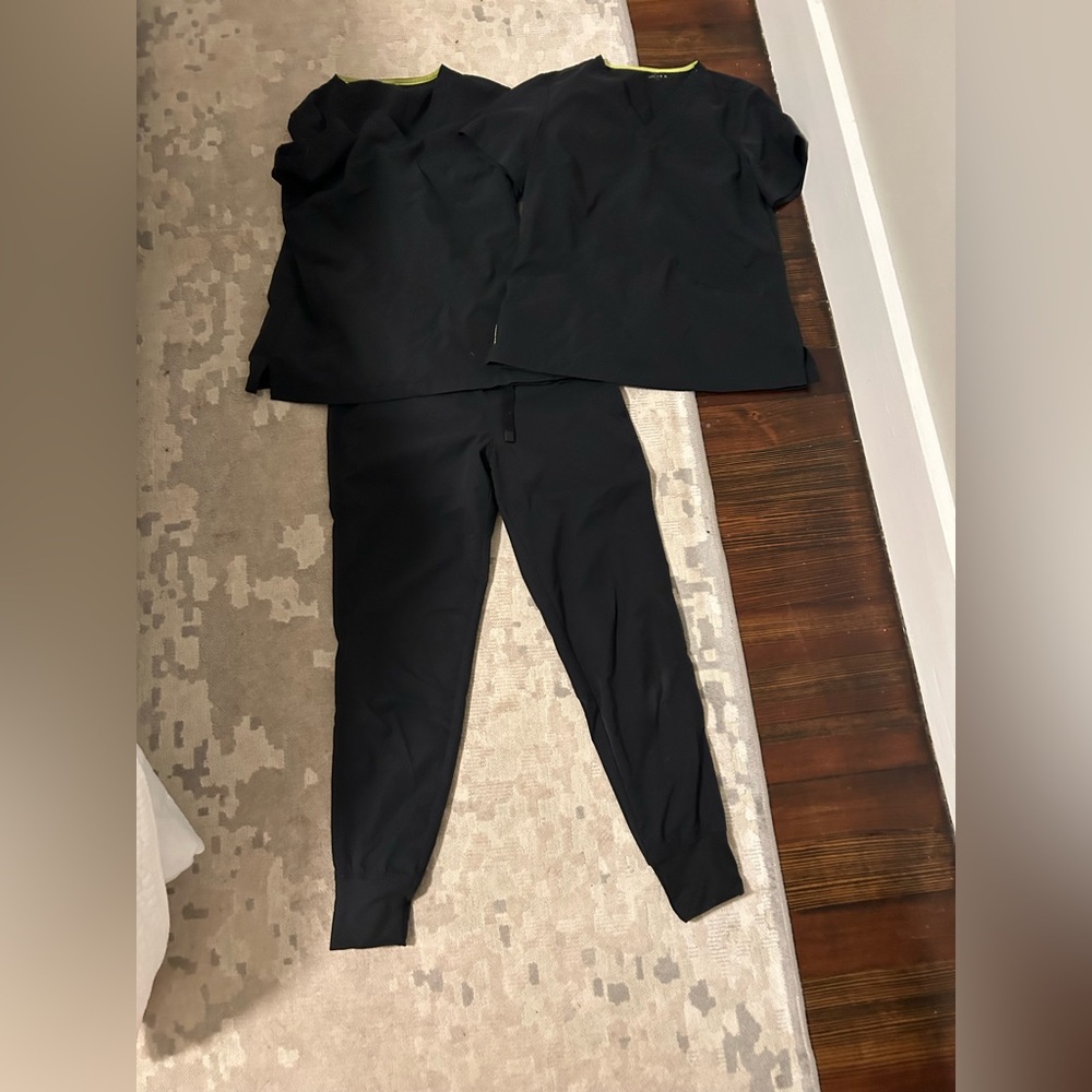 Medelita jogger scrubs. Size small bottoms and small and medium slim top.